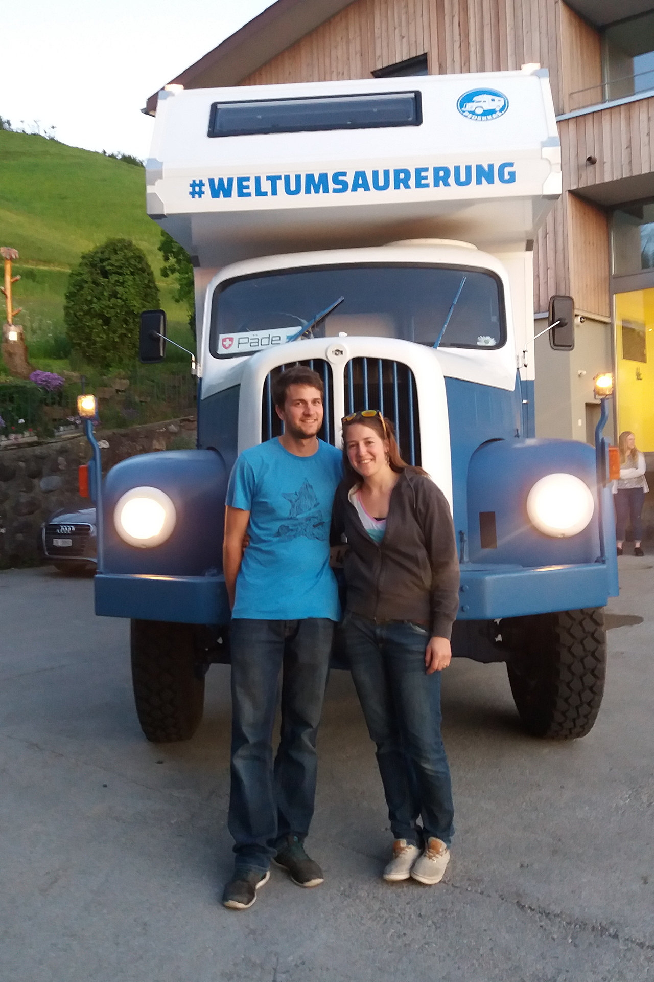 Patrick und Rebecca vor dem Saurer