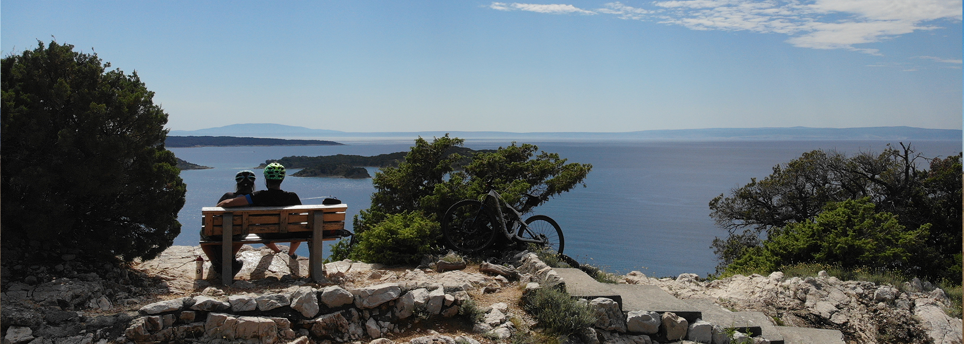 Drohnen Foto zu zweit auf einem Bank auf der Inserl Rab in Kroatien