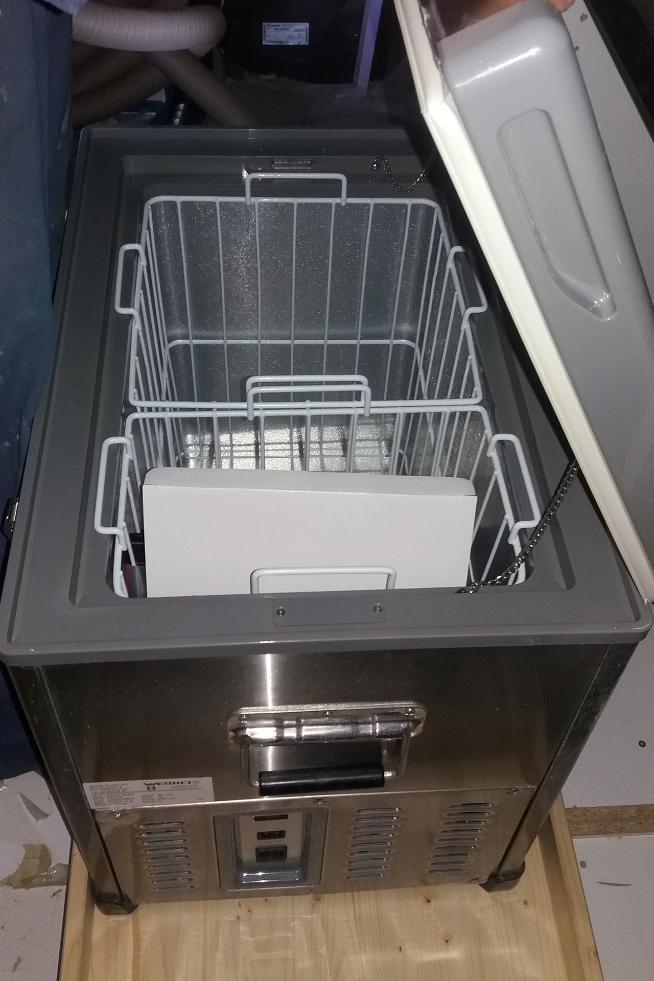 Offne Kühlboxs aufauziehbarer Schublade