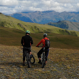 Drohnen Foto vom Biken in Omalo