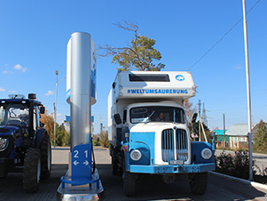 Saurer an der Tankstelle